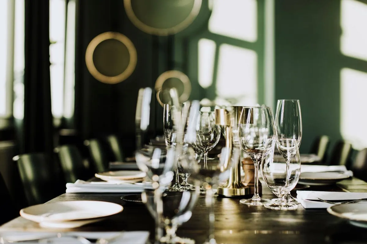 Sala restauracji FOLGA z nakrytym stołem