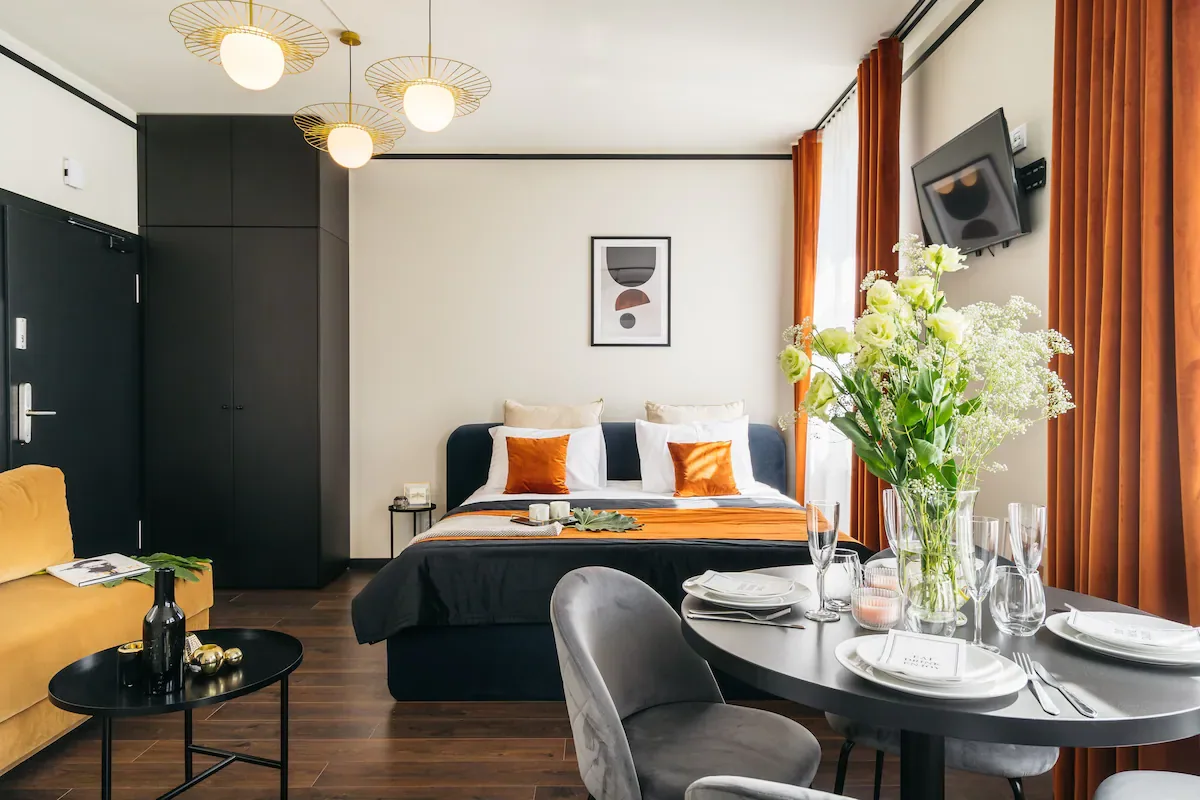 Apartament w Estery 12 z łóżkiem i okrągłym stołem